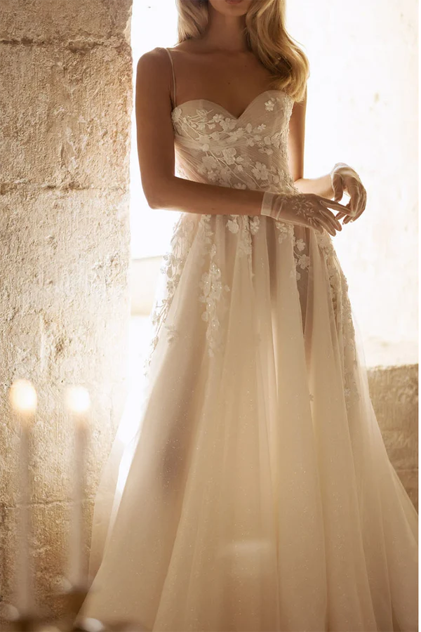 Abito da sposa in stile country con scollo a cuore e scollo a V abbinato a un abito da sposa con coda di cavallo